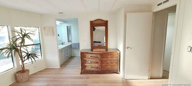 Building Photo - 7777 SE Continental Dr