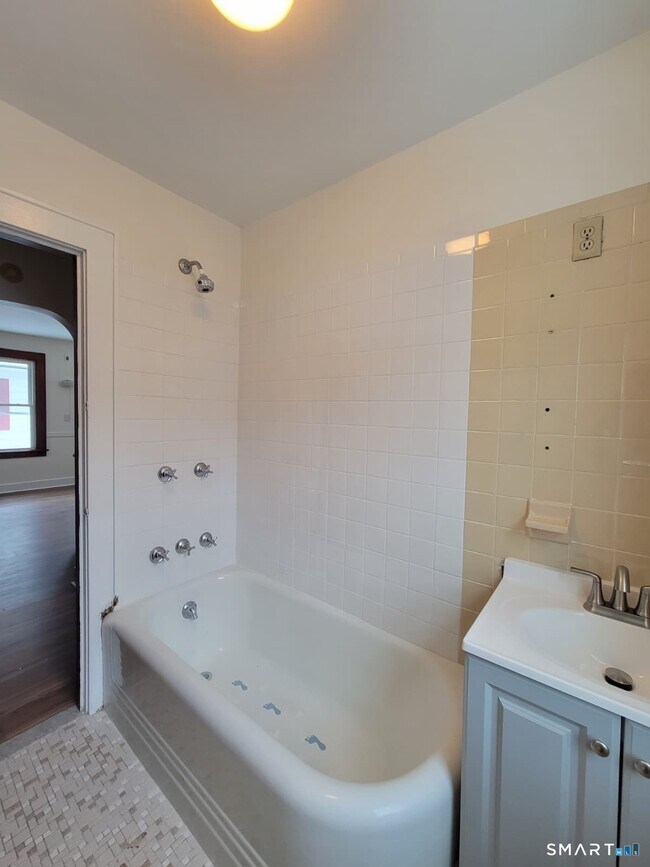 Building Photo - 14 Richard St