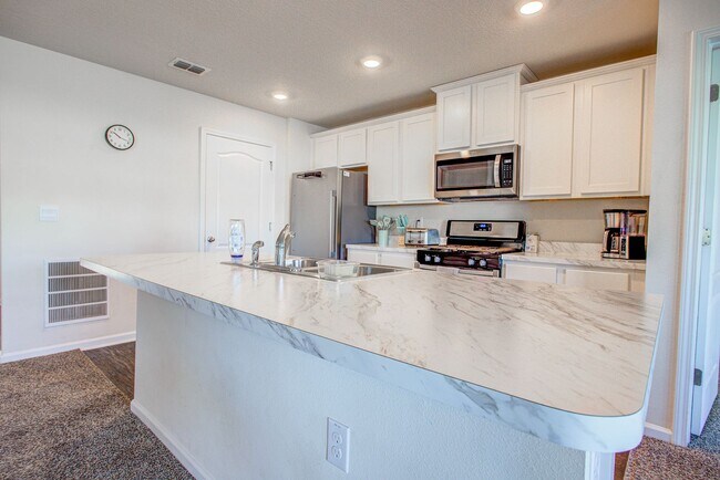 Building Photo - MOVE-IN READY 3/2 IN ENTRADA!