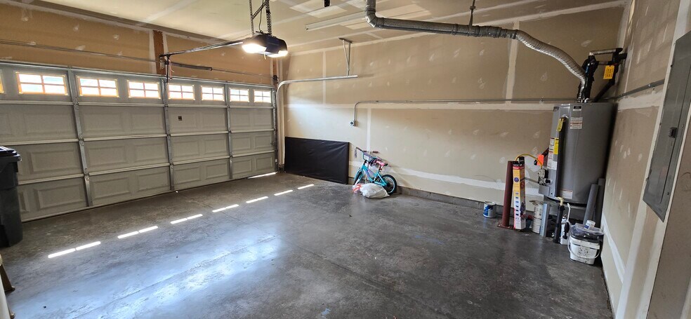 Building Photo - 848 Parkland Pl