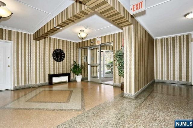Building Photo - 2340 Linwood Ave