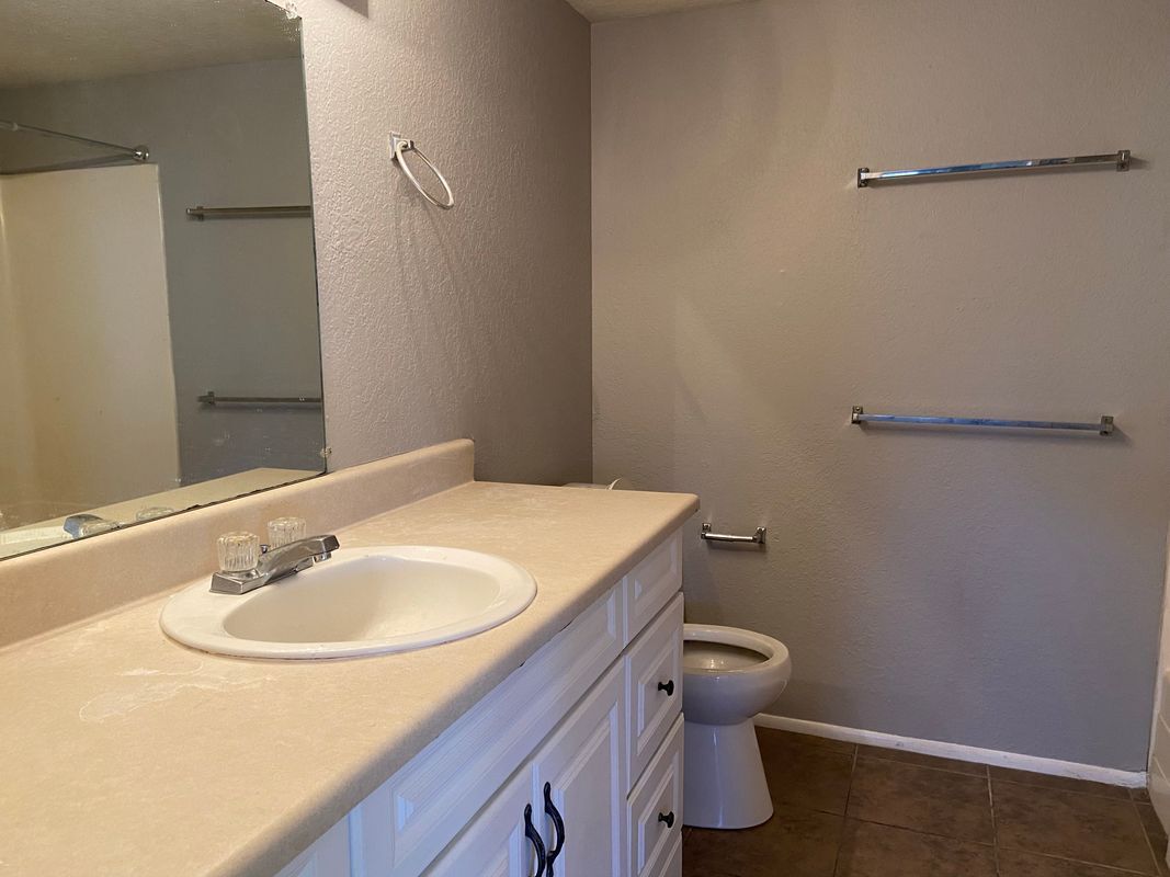 Building Photo - 2693 E Oakleaf Dr