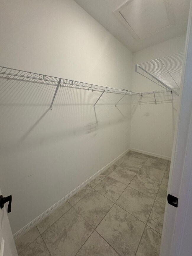 Building Photo - 3 Bed + Den with 2 Baths & 2 Car Garage