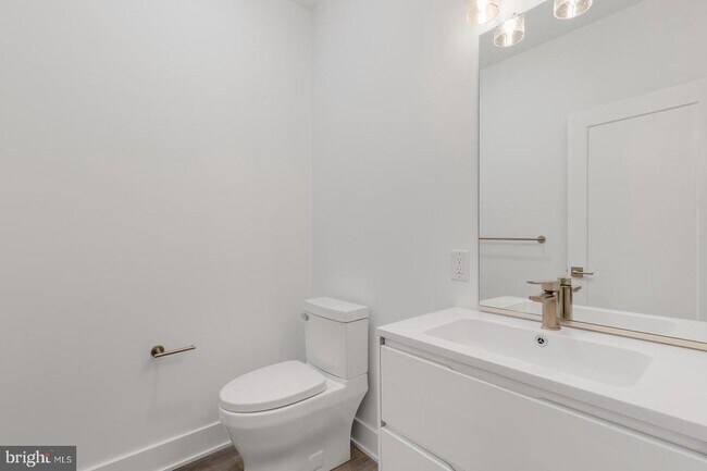 Building Photo - 2119 N Front St