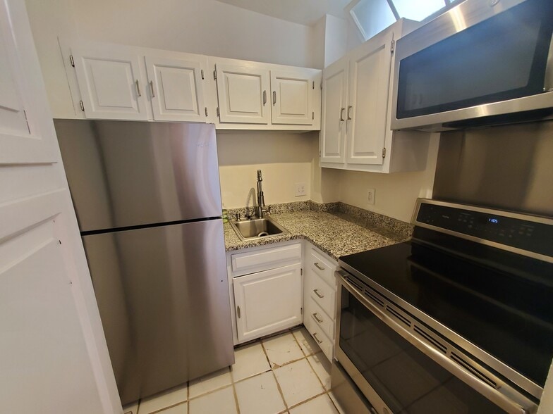 Building Photo - 425 Marlborough St