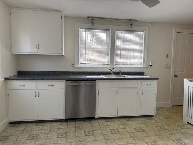 Building Photo - 173 Pleasant St