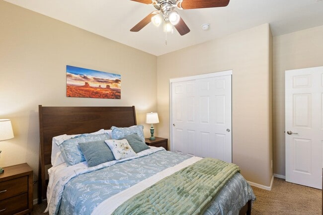 Building Photo - Stunning 2 bed 2 bath within walking distance to community center!