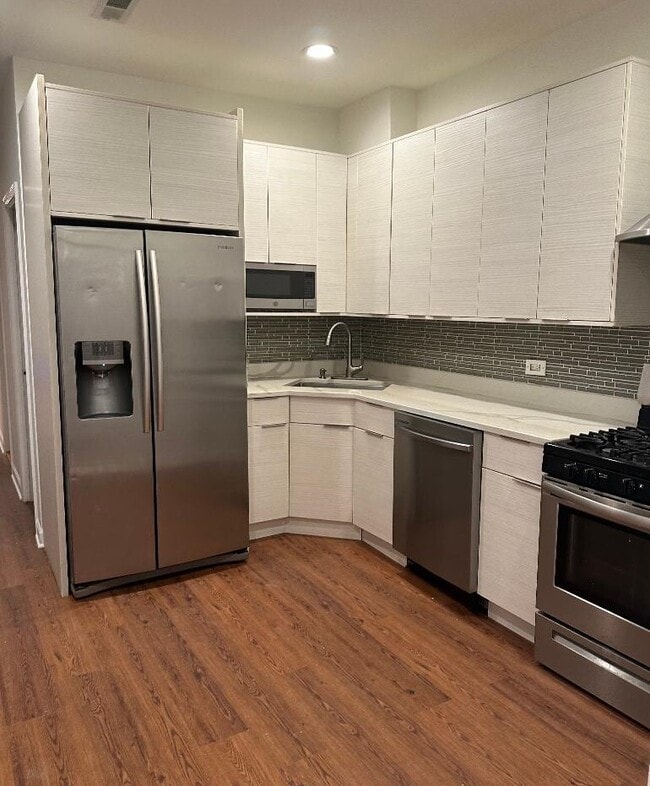 Building Photo - 6045 W Irving Park Rd