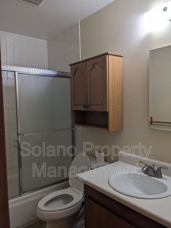 Building Photo - 1028 Illinois St