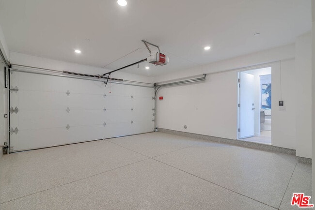 Building Photo - 1214 N Sycamore Ave