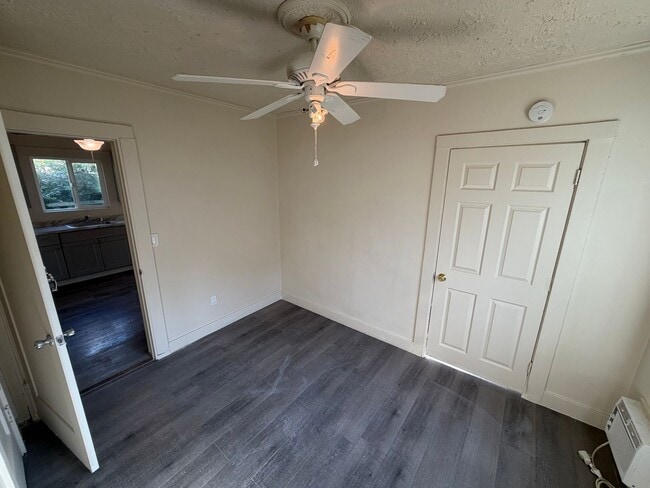 Building Photo - East Sac Bungalow Available!