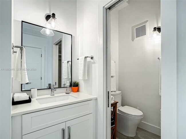 Building Photo - 104 Angelfish Ln