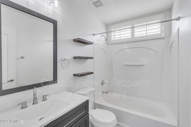 Building Photo - 5625 S 21st Pl