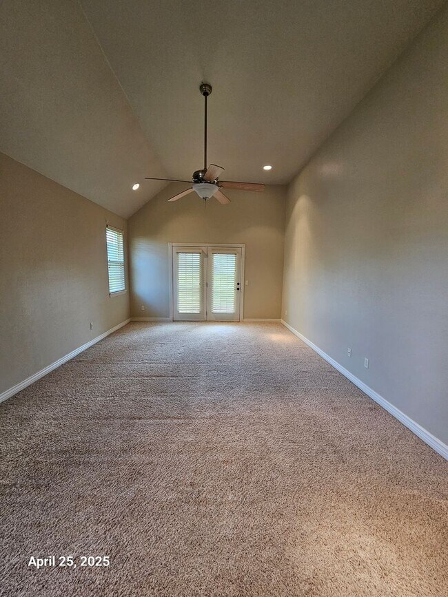 Building Photo - (3) Bed/(2) Bath In Tuscany Court Avail NOW!