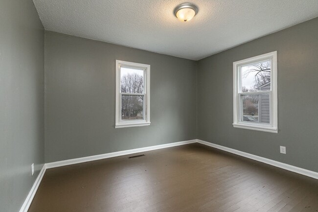 Building Photo - REMODELED 3 bedroom | 1 bathroom | Fenced Backyard Home in a Quiet Neighborhood! We Welcome Pets!