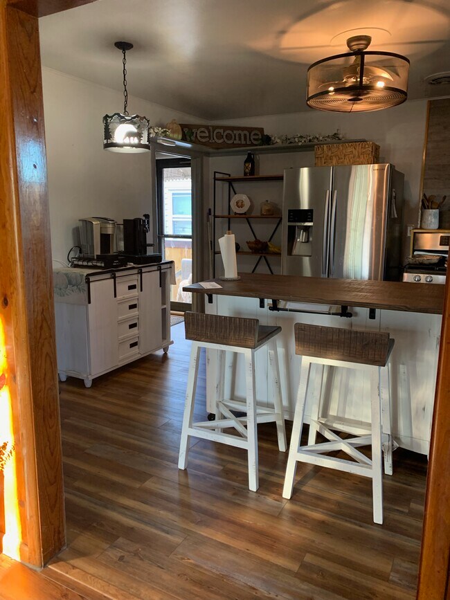 Building Photo - 400 E 5th St