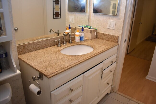 Building Photo - 1350 SE 3rd Ave