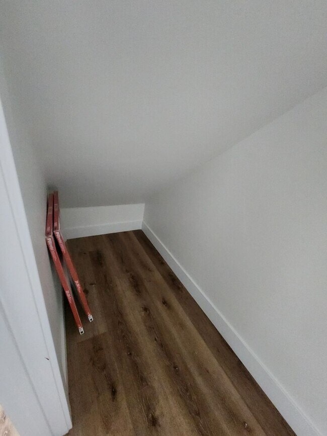 Building Photo - Beautiful Modern Townhome with Spacious La...
