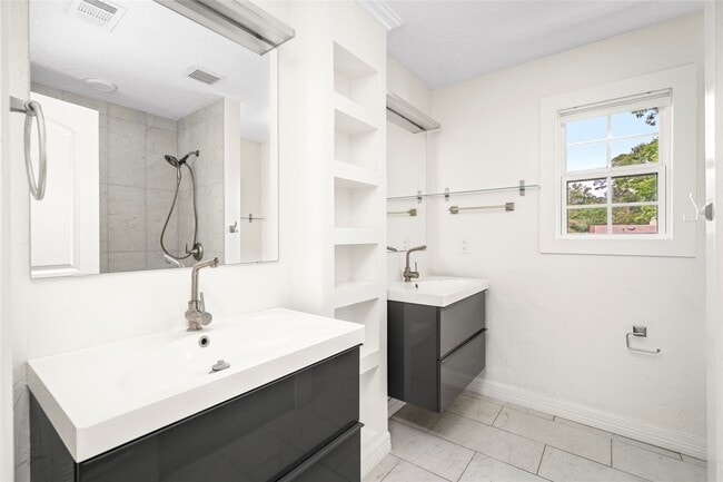 Building Photo - 560 Landfall Ln