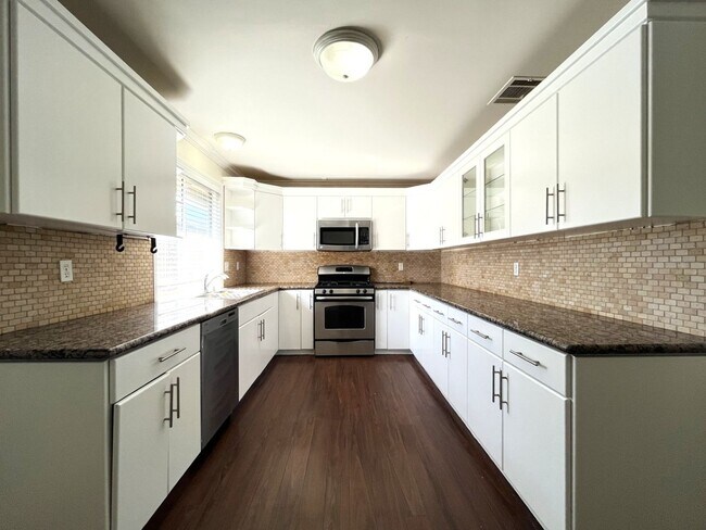 Building Photo - 4 bed, 3 bath in Loma Linda, CA!