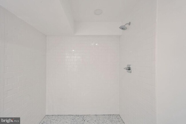 Building Photo - 740 S Linwood Ave