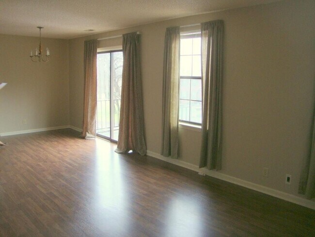 Building Photo - Townhome near I-65/Nashville