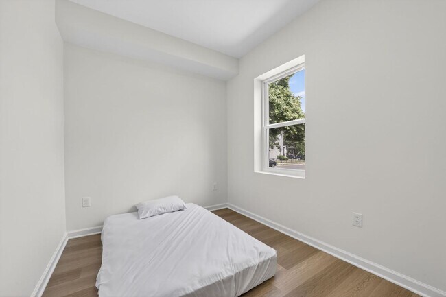 Building Photo - Spacious 6BR Rowhome in Prime DC Location
