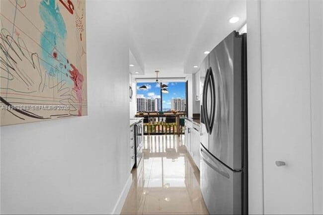 Building Photo - 1000 W Island Blvd