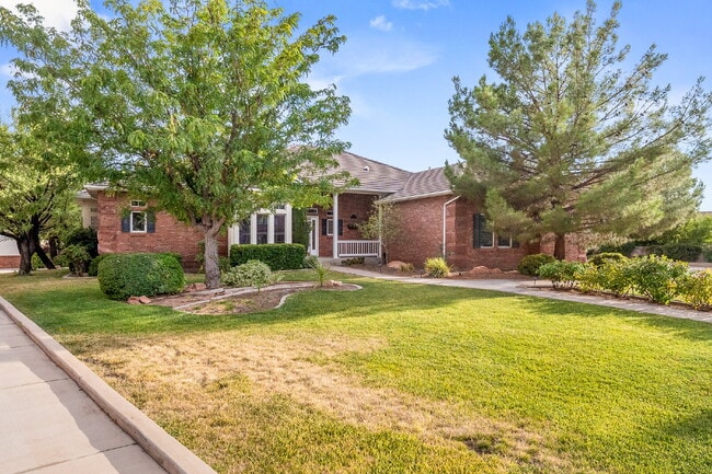 Building Photo - "Spacious 4-Bedroom, 4.5 Bathroom 4792 sq. ft. Retreat with Scenic Views and Cozy Fireplace in St...