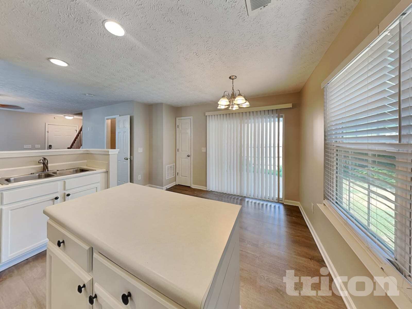 Building Photo - 220 Oak Grove Way