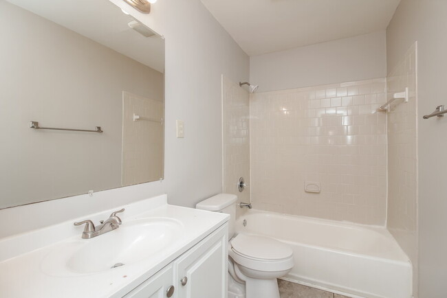 Building Photo - 2836 Parkmont Dr