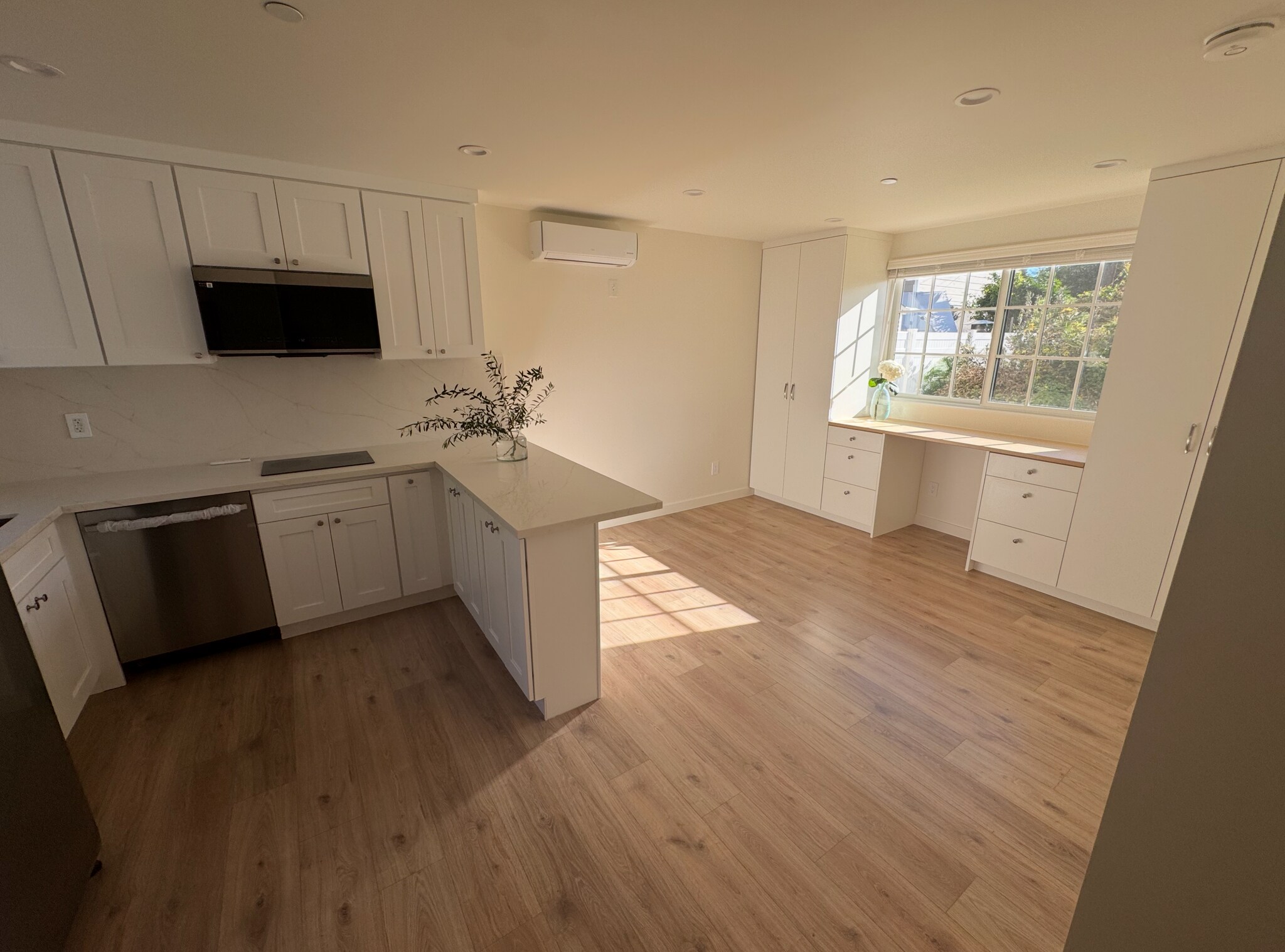 Quiet cul-de-sac street - 230 W Cedar Ave