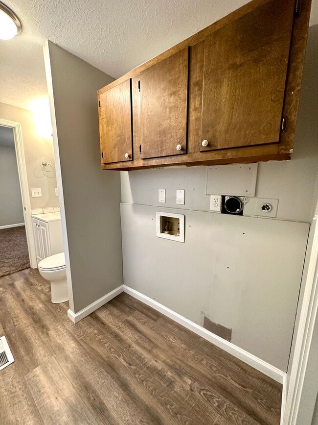 Building Photo - 6550 Summerdale