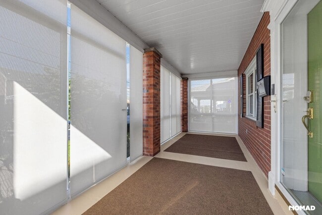 Building Photo - 3 Bedroom Completely Remodeled Single Fami...