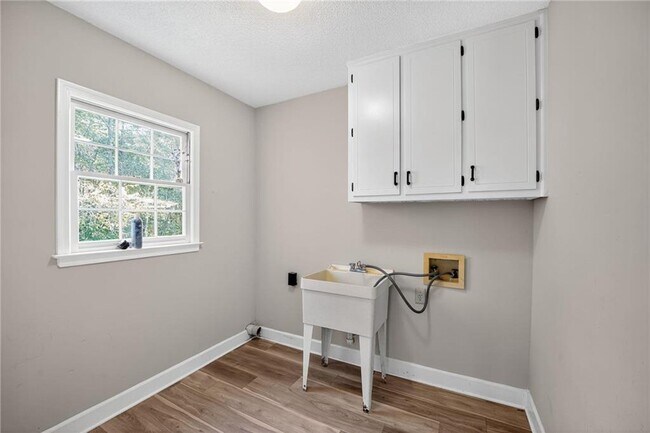 Building Photo - 641 Belgrave Ln
