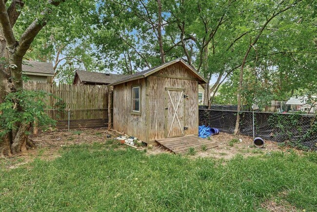 Building Photo - Cute & Clean Home with Large Fenced Yard Pet Friendly!