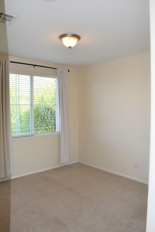Building Photo - 3 Bedroom 2.5 Bath Townhome in Gated Commu...