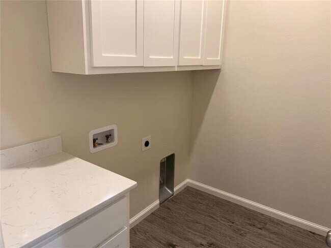 Building Photo - 4700 Enclave Ln