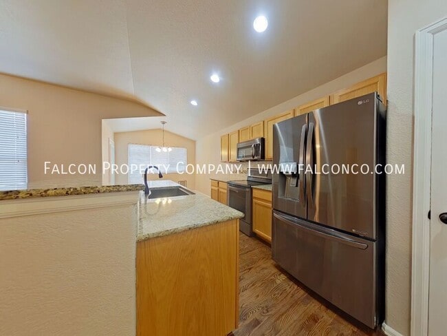 Building Photo - 6070 San Mateo Dr