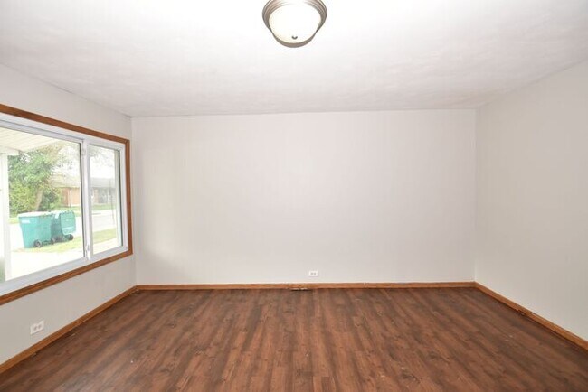 Building Photo - Mishawaka 3 bedroom ranch with large family room and fenced yard