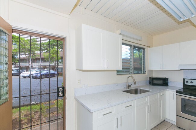 Building Photo - Tropic Garden Townhouse 2b1.5b1pkg