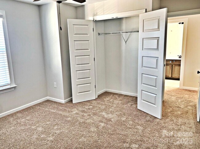 Building Photo - 7011 Kingfisher Way