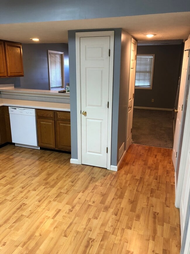 Building Photo - Nice Sherwood Hills Condo