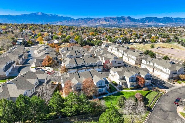 Building Photo - Cute 2bd, 2.5ba Townhome Across from Cotto...