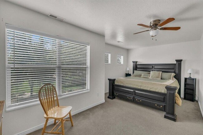 Building Photo - Hidden Valley Townhome!! END UNIT!