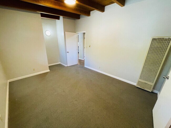 Building Photo - Pet friendly 2 bed 1 bath apartment for rent in South Lake Tahoe