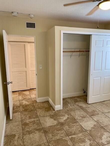 Building Photo - 7 Oak St