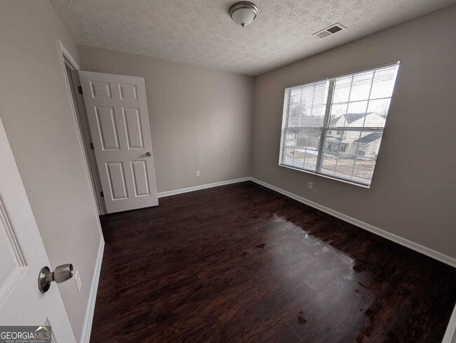 Building Photo - 614 Waynes Ct SE