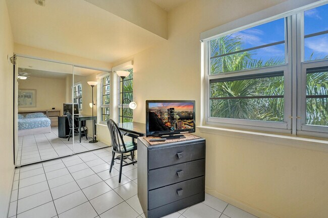 Building Photo - 341 N Birch Rd