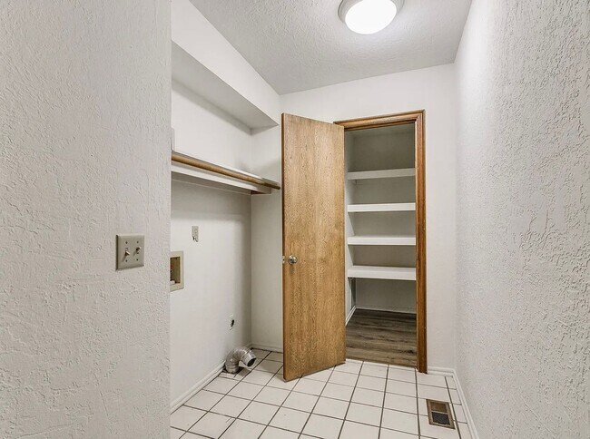 Building Photo - Beautiful 3bed/2bath Townhome Available in Westside Norman!!